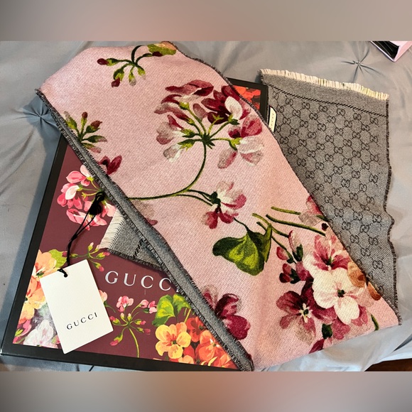 LGucci Reversible Scarf - Picture 2 of 5